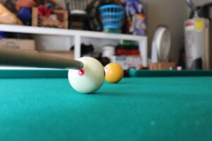Close up of the cue tip lined up above the center of the cue ball
